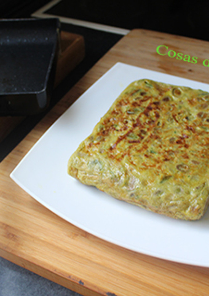 Una foto de Tortilla cuadrada de habas, cebolla y pimiento