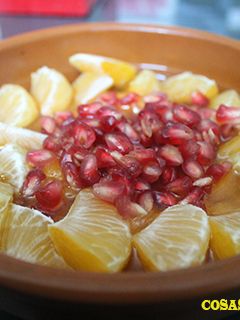 Una foto de Postre de palosanto, mandarina y granada
