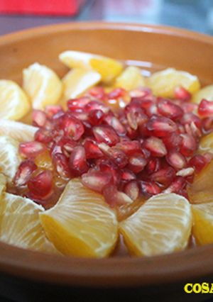 Una foto de Postre de palosanto, mandarina y granada