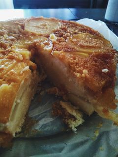 Una foto de Torta de manzanas/peras invertida 😋 Muy fácil y muy rica !!