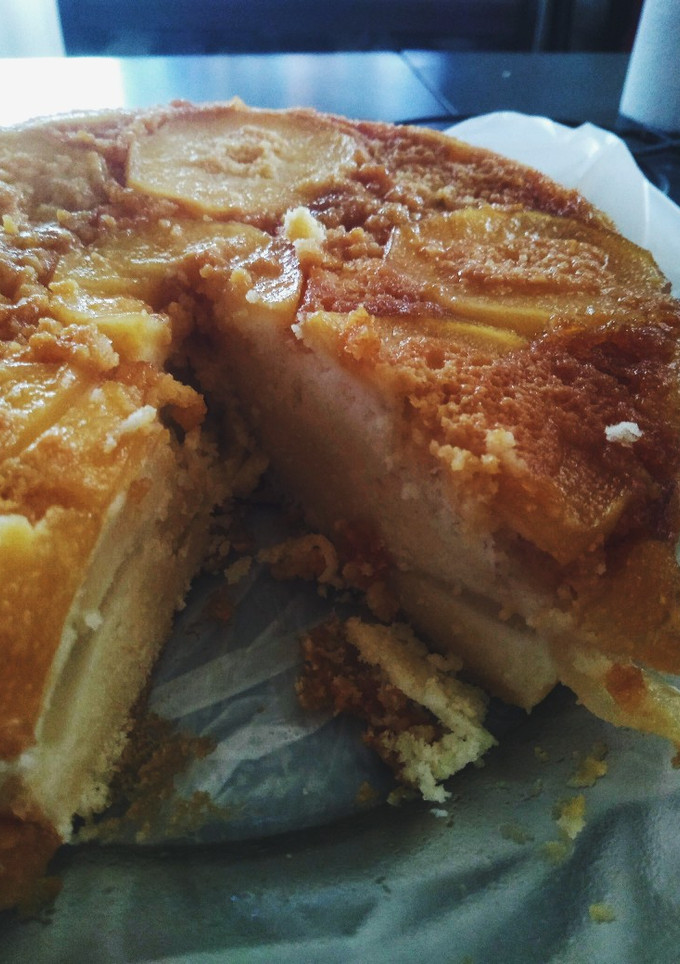 Una foto de Torta de manzanas/peras invertida 😋 Muy fácil y muy rica !!