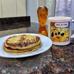 A picture of Hotcakes de banana (desayuno de campeones) 🥞🥇.