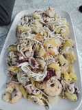 Pulpo con gulas, langostinos, patatas y huevos rotos