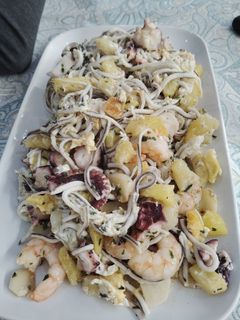 Una foto de Pulpo con gulas, langostinos, patatas y huevos rotos