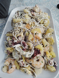 Una foto de Pulpo con gulas, langostinos, patatas y huevos rotos