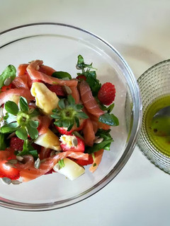 Una foto de Salmón con fresas