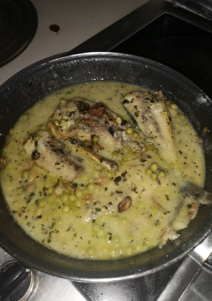 Una foto de Verdel en salsa con verde con guisantes