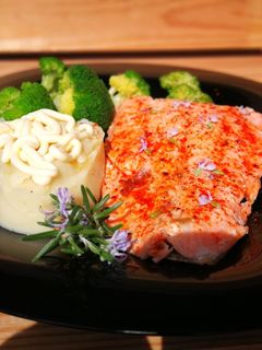 Una foto de Salmón con brócoli y puré de patata 🥔 🥦