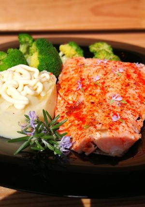 Una foto de Salmón con brócoli y puré de patata 🥔 🥦