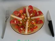 Una foto de ensalada de elotes con zanahoria