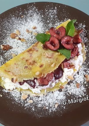 Foto di Crepes con ricotta, ciliegie e noci