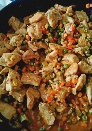 Una foto de Pollo con verduras