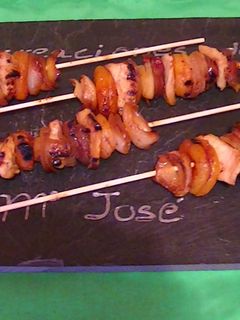 Una foto de Brochetas dulces de pollo