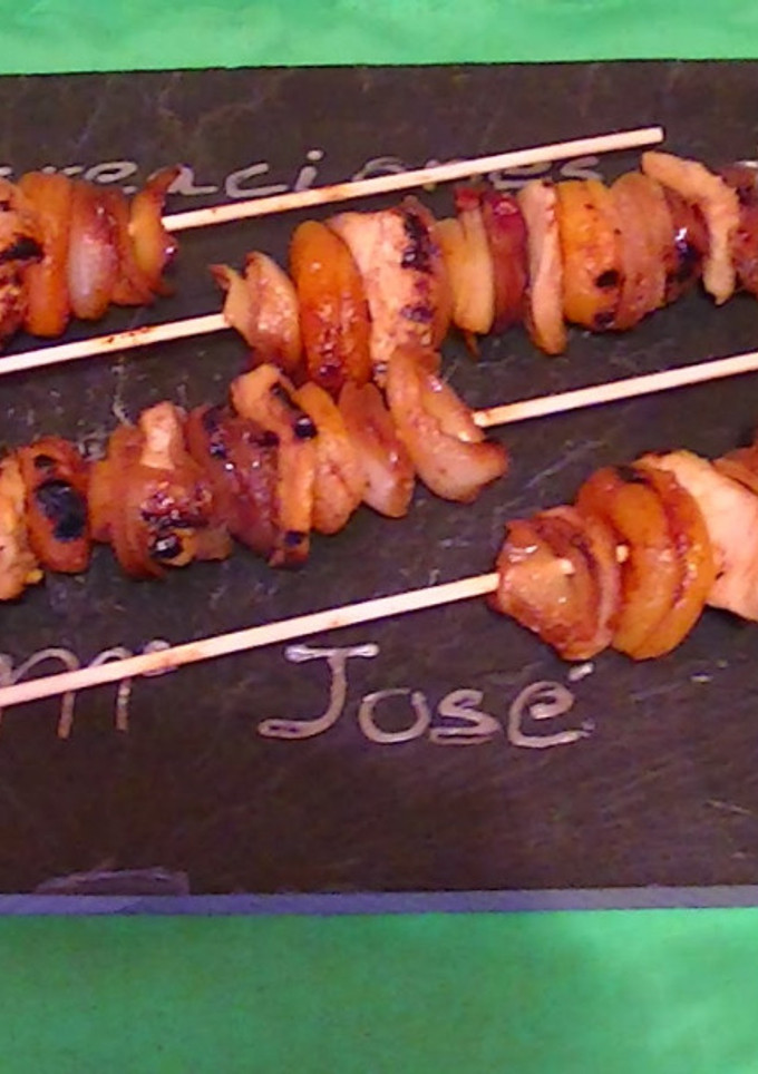 Una foto de Brochetas dulces de pollo