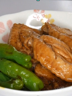 A picture of Simmered Chicken Wings in Cola with a rice cooker.
