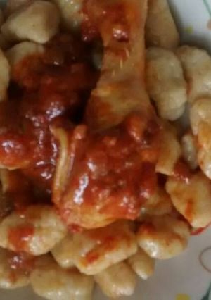 Una foto de Ñoquis caseros con salsa