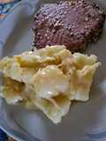 Medallon de atún sellado con yuca al mojo