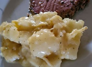 Una foto de Medallon de atún sellado con yuca al mojo