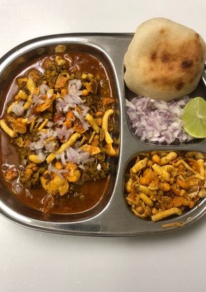 મહારાષ્ટ્રીયન મિસલ પાવ (Maharashtrian Misal Paav Recipe In Gujarati) રેસીપી મુખ્ય ફોટો