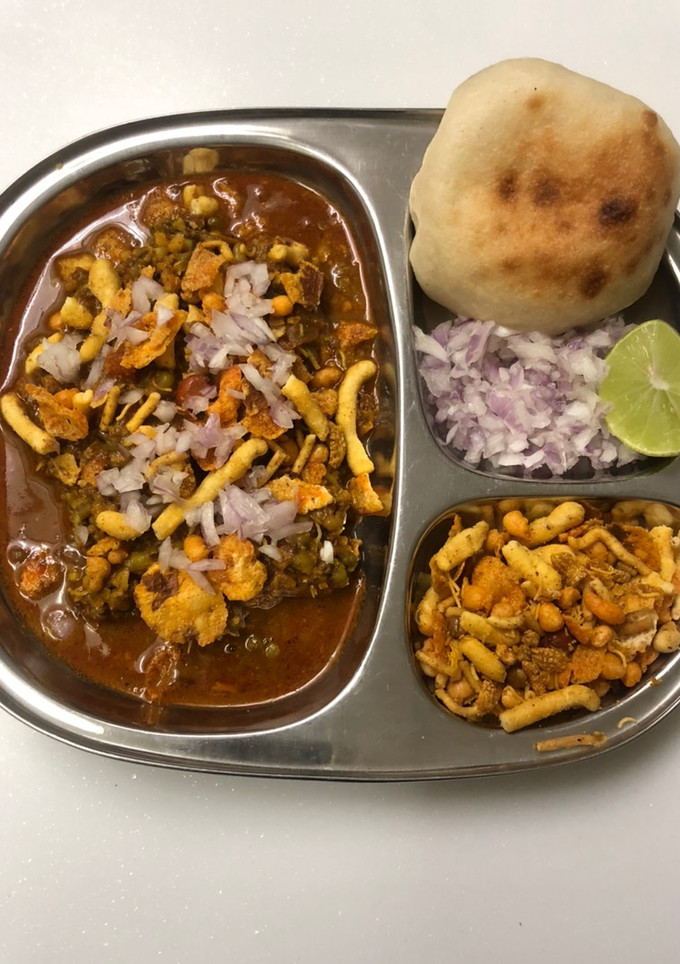 મહારાષ્ટ્રીયન મિસલ પાવ (Maharashtrian Misal Paav Recipe In Gujarati) રેસીપી મુખ્ય ફોટો