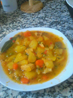 Una foto de Guisado de patatas con carne y almendras