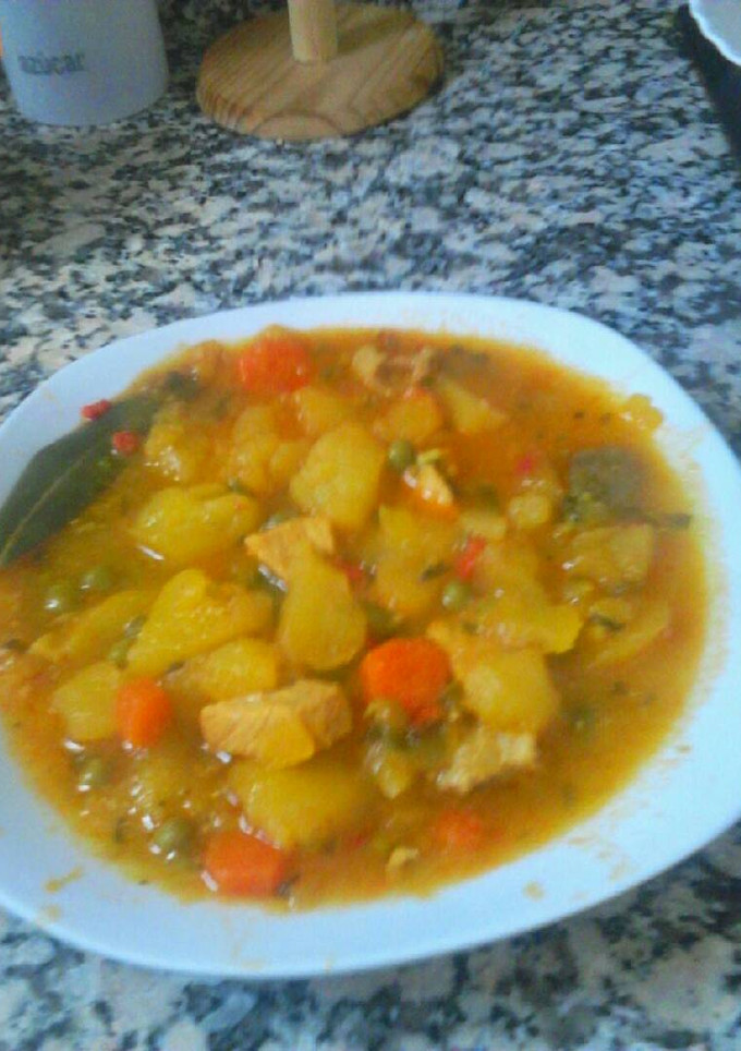 Una foto de Guisado de patatas con carne y almendras