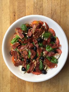 Una foto de Ensalada Caprese con chía y crujiente de jamón