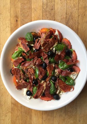 Una foto de Ensalada Caprese con chía y crujiente de jamón