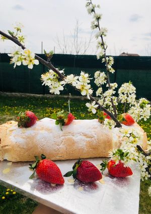 O poză a rețetei Rulada de bezea cu crema mascarpone și căpșuni!.