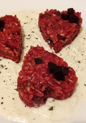 Foto di Risotto alla barbabietola su fonduta di stracchino