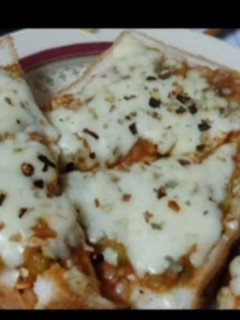 બ્રેડ પીઝા (Bread Pizza Recipe In Gujarati) રેસીપી મુખ્ય ફોટો