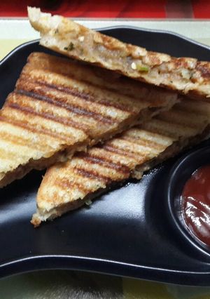 A picture of Potato & onion grilled sandwich.