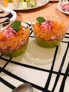 Una foto de Vasitos de guacamole con salmón