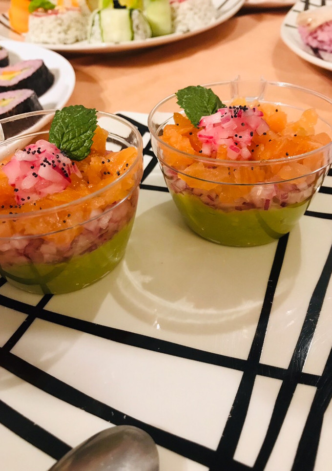 Una foto de Vasitos de guacamole con salmón