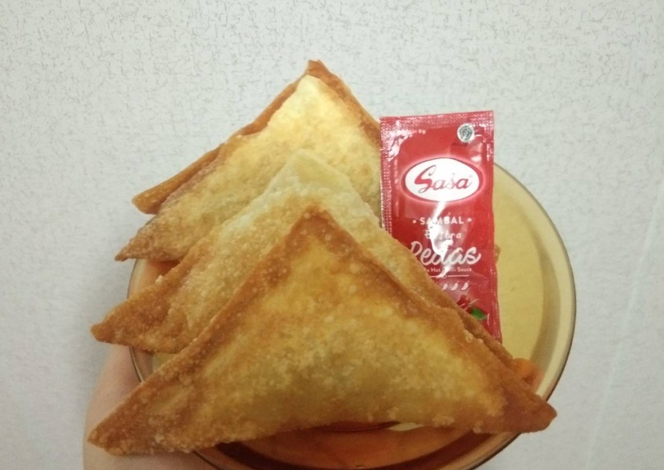 Pangsit goreng isi bihun