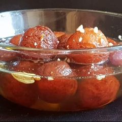 A picture of Gulab jamun.