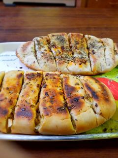 चीज़ गार्लिक ब्रेड (Cheese garlic bread recipe in hindi) रेसिपी मुख्य फोटो