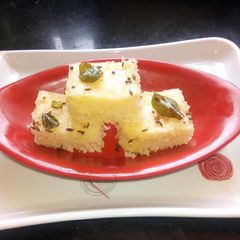A picture of Rava dhokla.