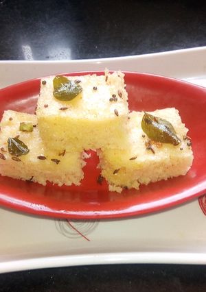A picture of Rava dhokla.