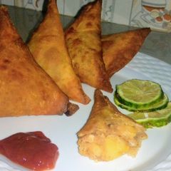 A picture of Potatoes samosas.
