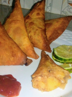 A picture of Potatoes samosas.