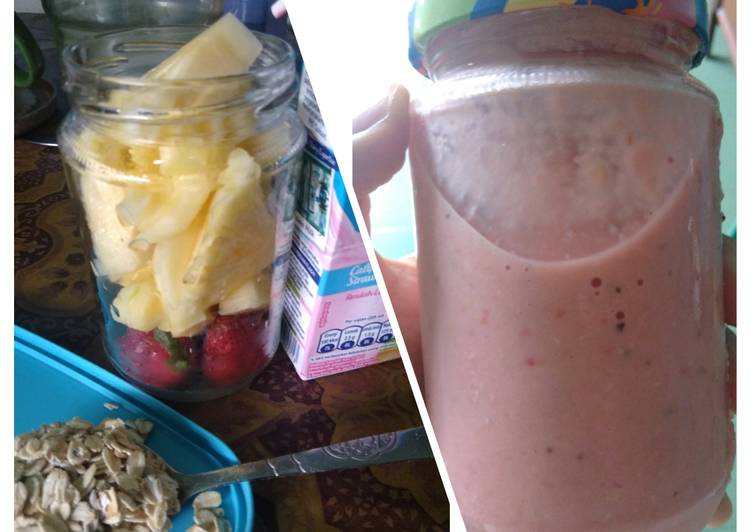 Langkah Mudah untuk Membuat Smoties sarapan sehat strawberry &amp; nanas, Menggugah Selera