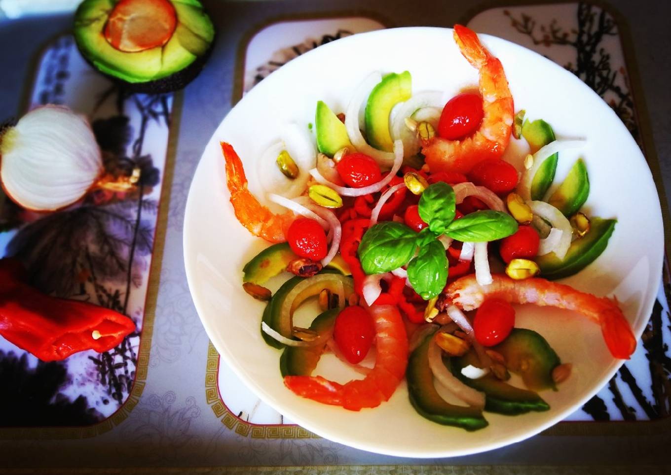 Ensalada de aguacate, gambas y pistachos