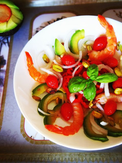 Una foto de Ensalada de aguacate, gambas y pistachos