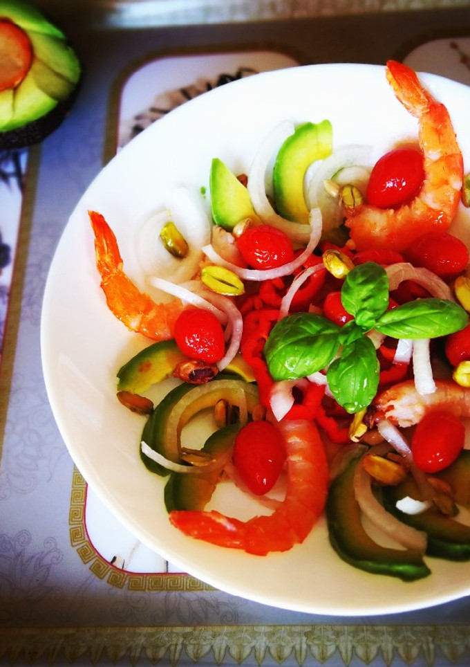 Una foto de Ensalada de aguacate, gambas y pistachos