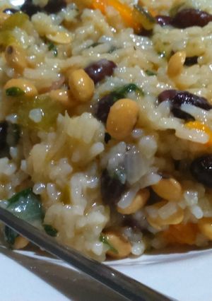 Una foto de Arroz con legumbres y vegetales (vegan, fácil, económico, ultra nutritivo :D)!