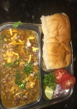 A picture of Misal pav.