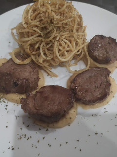 Una foto de Solomillo con hummus