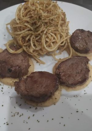 Una foto de Solomillo con hummus