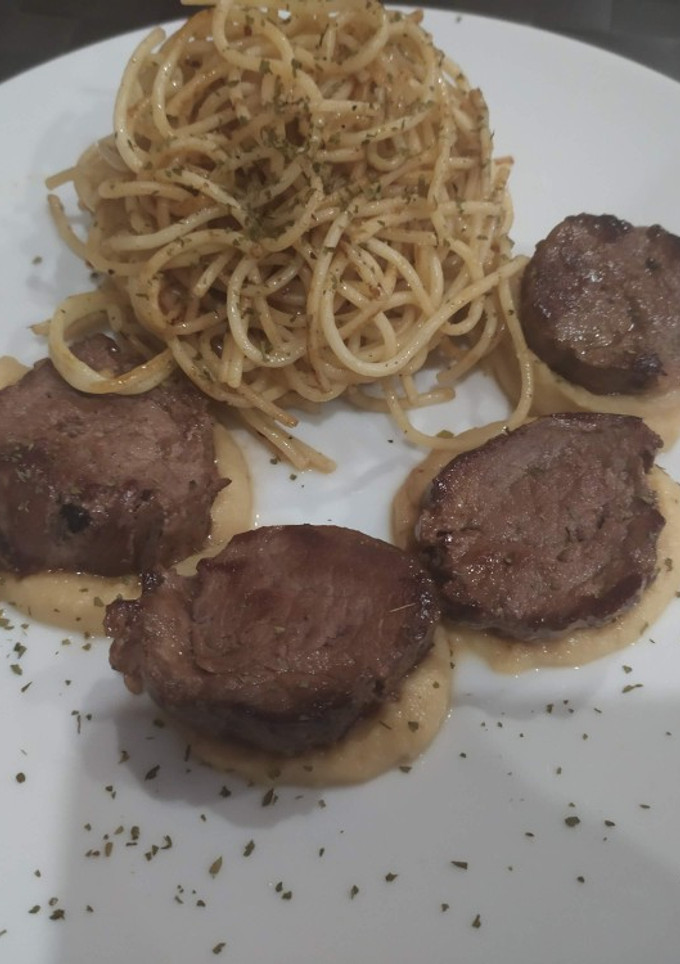 Una foto de Solomillo con hummus